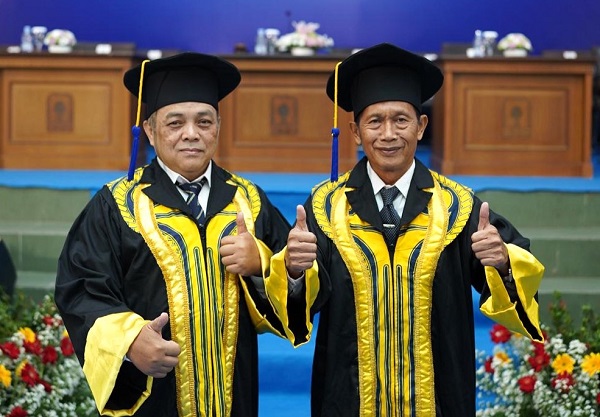 Prof Anas Hidayat dan Prof Unggul Priyadi sebelum menyampaikan pidato pengukuhan. (foto : Humas UII)