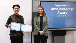 Ar Royyan Utama saat menerima penghargaan sebagai Best Presenter. (foto : istimewa)