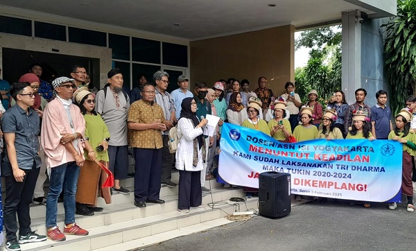 Pembacaan pernyataan sikap Dosen ASN ISI Yogyakarta, Senin (3/2/2025). (foto : istimewa)