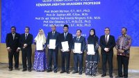 Lima dosen penerima Surat Keputusan Kenaikan Jabatan Akademik Profesor foto bersama Rektor UII dan Kepala LLDikti V DIY, Prof Setyabudi Indartono MM, PhD. (foto : heri purwata)