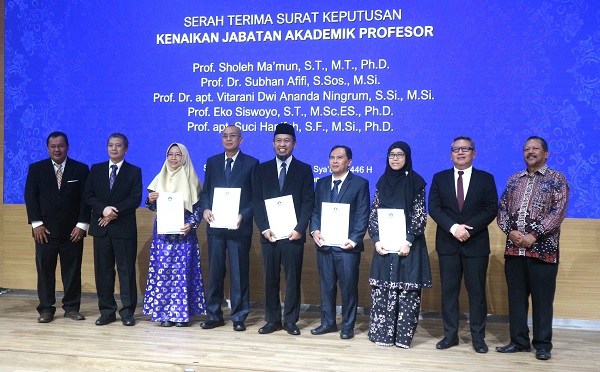 Lima dosen penerima Surat Keputusan Kenaikan Jabatan Akademik Profesor foto bersama Rektor UII dan Kepala LLDikti V DIY, Prof Setyabudi Indartono MM, PhD. (foto : heri purwata)