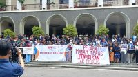 Serikat Pekerja Fisipol Universitas Gadjah Mada (SPF UGM), menggelar unjukrasa di Gedung Pusat UGM Yogyakarta, Rabu (12/2/2025). (foto : istimewa)