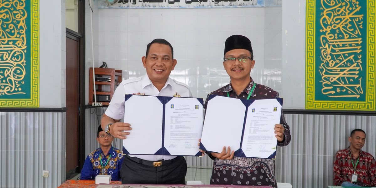 Porman Siregar, M.H, Kepala Lapas Narkotika IIA Yogya dan Dr. H. Nur Kholis, M.Sh.Ec, Wakil Dekan FIAI UII (foto: IPK)