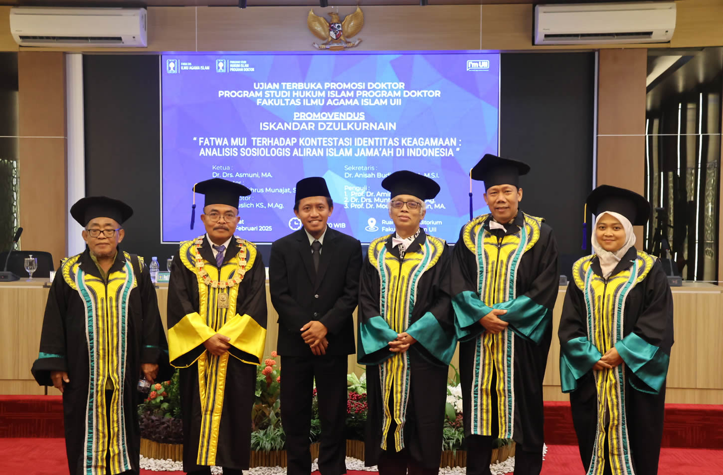 Iskandar Zulkurnain (tengah) bersama para penguji Ujian Terbuka Promosi Doktor di FIAI UII (Foto:Gansar)