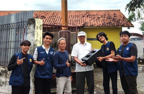 Mahasiswa UII menyerahkan Cerobong Asap yang bisa kurangi emisi berbahaya. (foto : istimewa)