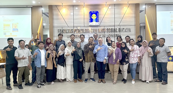 Peserta workshop foto bersama Prof Kristian Bankov. (foto : istimewa)