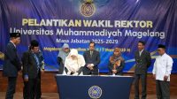 Wakil Rektor sedang menandatangani surat pengangkatannya. (foto : Humas UNIMMA)