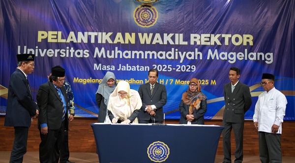 Wakil Rektor sedang menandatangani surat pengangkatannya. (foto : Humas UNIMMA)